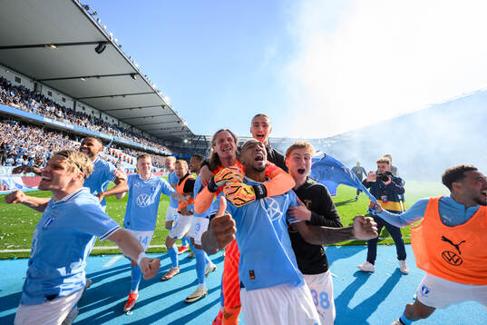 Malmö FFs målvakt Johan Dahlin och Derek Cornelius jublar