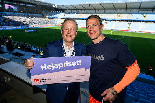 En representant från Svenska Spel delar ut pris för
