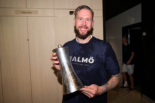 Malmö FFs Pontus Jansson jublar med pokalen