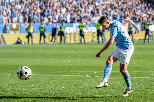 Malmö FFs Lasse Berg Johnsen skjuter in