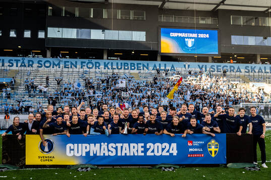 Malmö FFs spelare jublar med pokalen