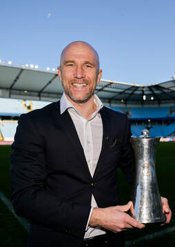 Malmö FFs tränare Henrik Rydström poserar med pokalen