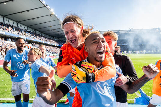 Malmö FFs målvakt Johan Dahlin och Derek Cornelius jublar