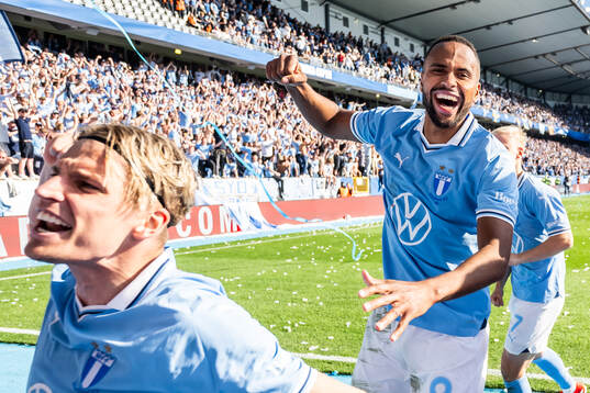 Malmö FFs Jens Stryger Larsen och Isaac Kiese Thelin jublar