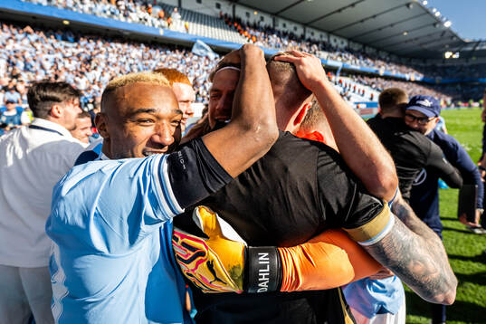 Malmö FFs Derek Cornelius och målvakt Johan Dahlin jublar