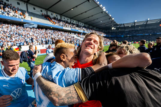 Malmö FFs Derek Cornelius och målvakt Johan Dahlin jublar