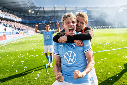 Malmö FFs Jens Stryger Larsen och Anton Tinnerholm jublar