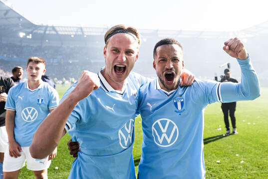 Malmö FFs Erik Botheim och Martin Olsson jublar