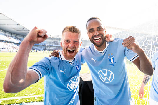 Malmö FFs Anders Christiansen och Isaac Kiese Thelin jublar