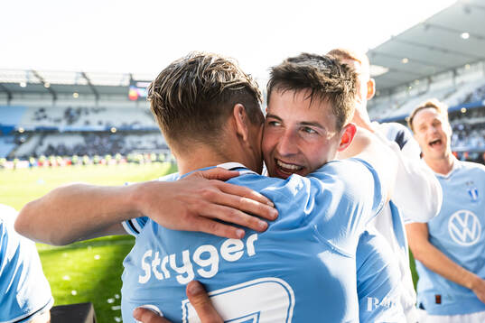Malmö FFs Jens Stryger Larsen och Lasse Berg Johnsen jublar