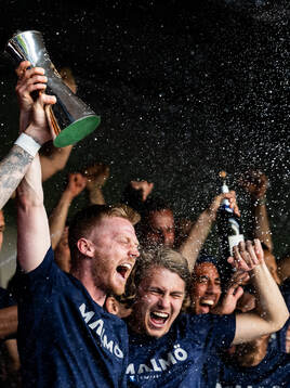Malmö FFs Anders Christiansen jublar med pokalen