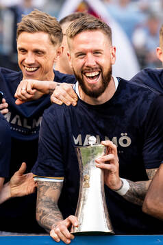 Malmö FFs Pontus Jansson jublar med pokalen