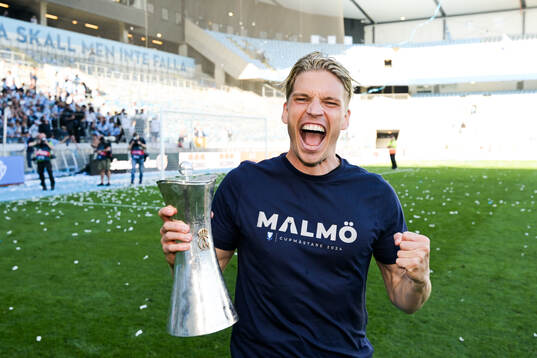 Malmö FFs Jens Stryger Larsen jublar med pokalen