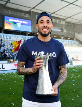 Malmö FFs Sergio Pena Flores med pokalen