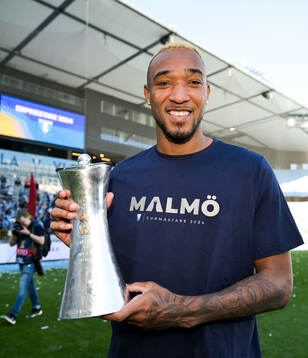 Malmö FFs Derek Cornelius poserar med pokalen