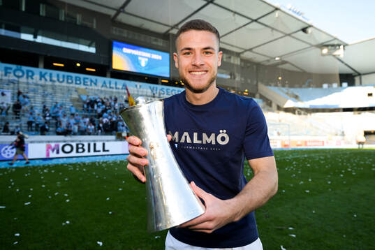 Malmö FFs Gabriel Dal Toe Busanello poserar med pokalen