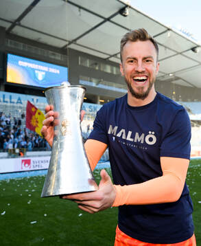 Malmö FFs målvakt Ricardo Friedrich jublar med pokalen