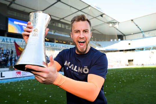 Malmö FFs målvakt Ricardo Friedrich jublar med pokalen