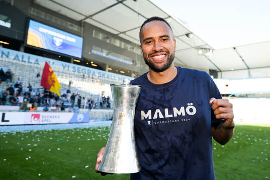 Malmö FFs Isaac Kiese Thelin poserar med pokalen