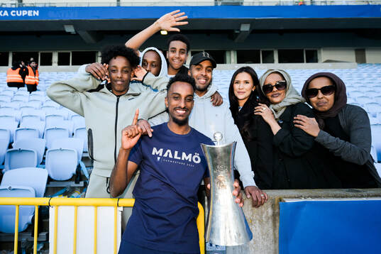 Malmö FFs Taha Abdi Ali poserar med pokalen