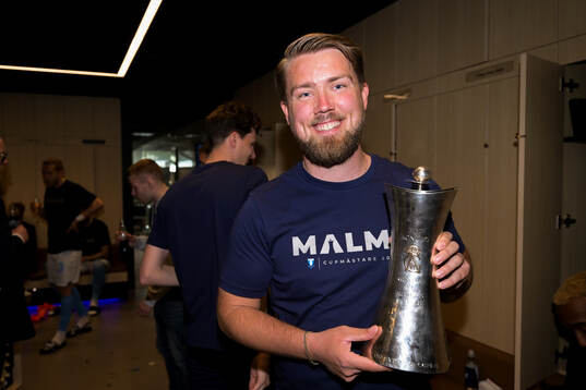 Malmö FFs assisterande tränare Theodor Olsson poserar med