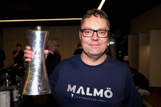 Malmö FFs materialförvaltare Daniel Möller poserar med