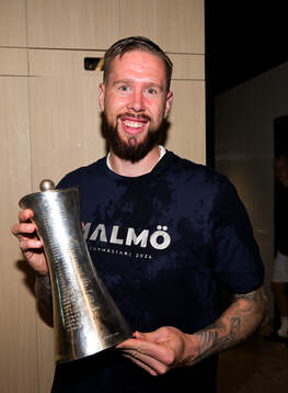 Malmö FFs Pontus Jansson poserar med pokalen