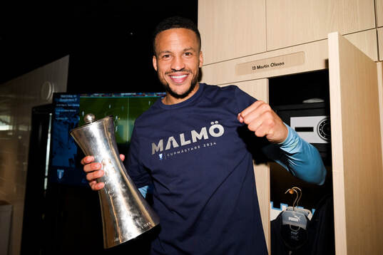 Malmö FFs Martin Olsson poserar med pokalen