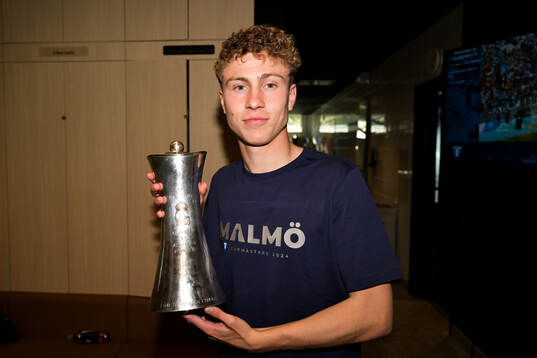 Malmö FFs Hugo Bolin poserar med pokalen