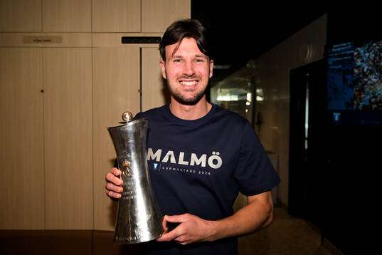 Malmö FFs Stefano Vecchia poserar med pokalen