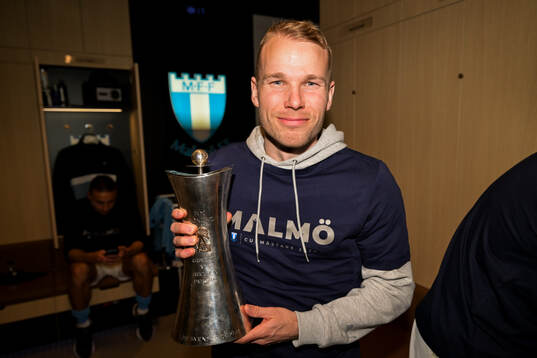 Malmö FFs Oscar Lewicki poserar med pokalen