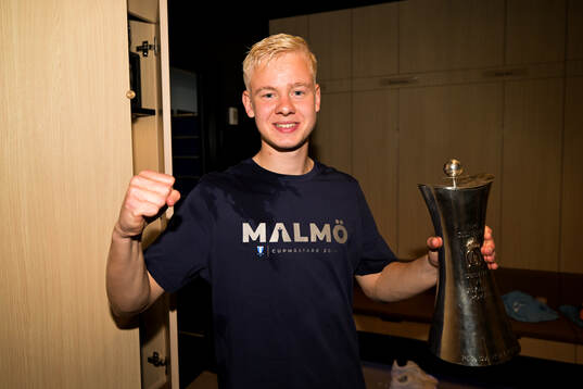 Malmö FFs Otto Rosengren poserar med pokalen
