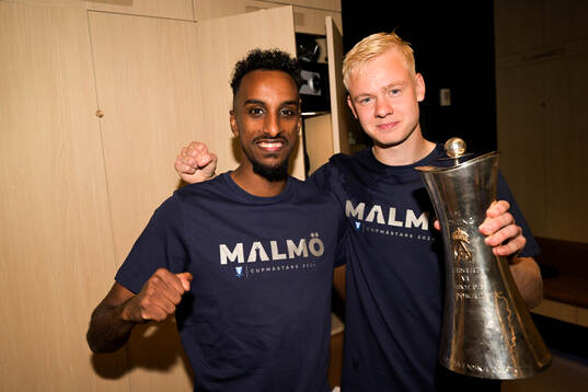 Malmö FFs Taha Abdi Ali och Otto Rosengren poserar med