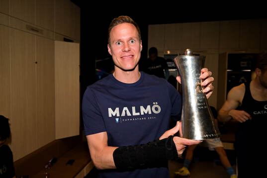 Malmö FFs Niklas Moisander poserar med pokalen