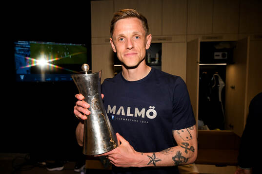 Malmö FFs Søren Rieks poserar med pokalen