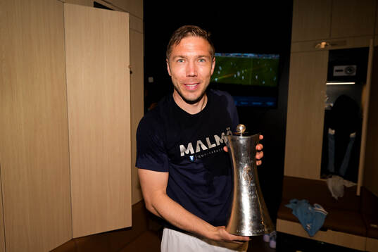 Malmö FFs Anton Tinnerholm poserar med pokalen