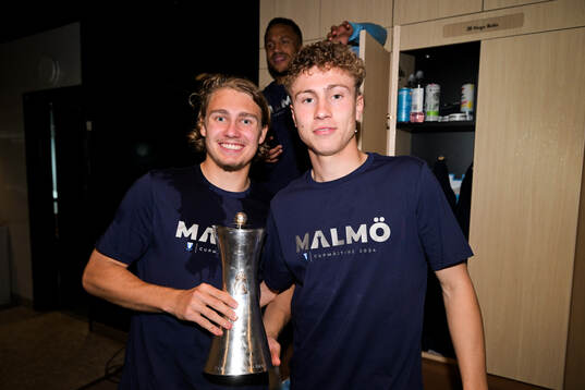 Malmö FFs Sebastian Nanasi och Hugo Bolin poserar med