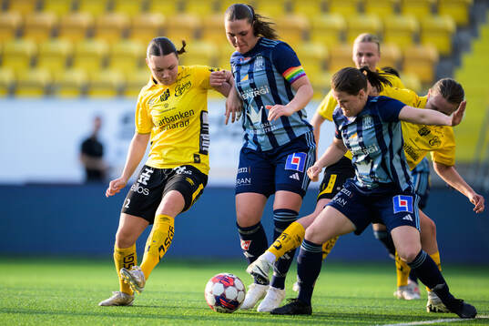 Elfsborgs Hedvig Petersson och Husqvarnas Isa Jansson och