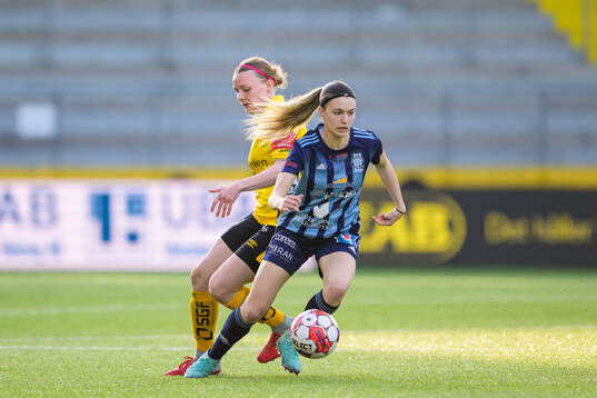 Elfsborgs Leann Nyström och Husqvarnas Natalija Obradovic