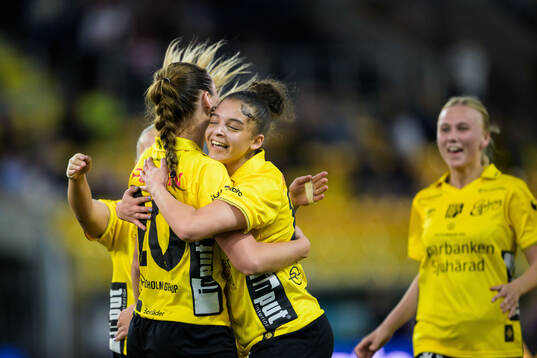 Elfsborgs Jennifer Brinck och Stina Jensen jublar