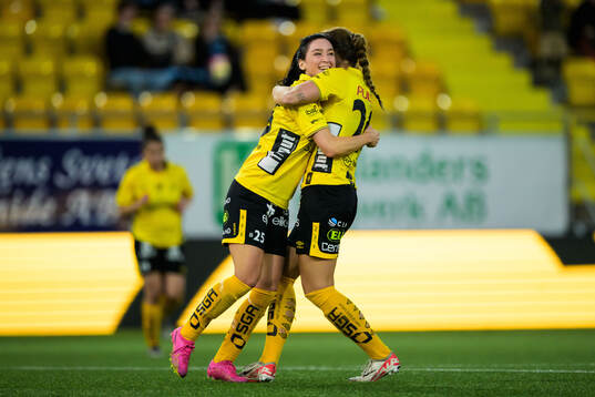 Elfsborgs Stina Jensen och Izabella Bergström jublar