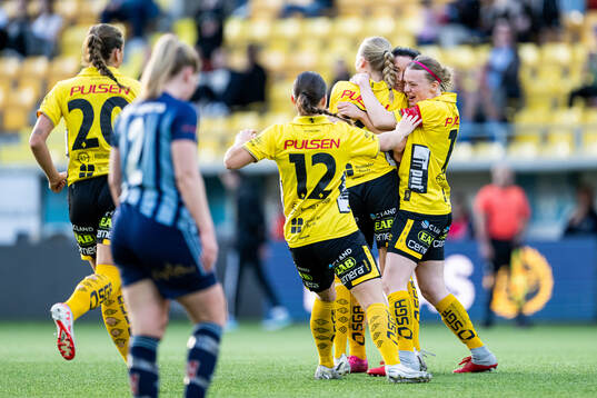 Elfsborgs Izabella Bergström jublar med Leann Nyström