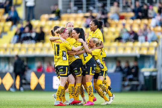 Elfsborgs Izabella Bergström jublar med Leann Nyström,