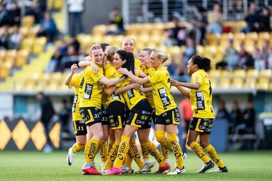 Elfsborgs Izabella Bergström jublar med Leann Nyström,