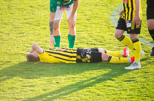IFK Hässleholms Jussi Tikkanen skadad i matchen i div. 2