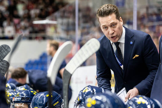 Head coach Sam Hallam of Sweden