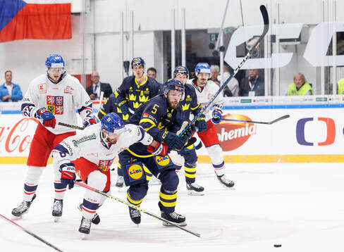 Michal Kempný of Czech Republic and Oscar Fantenberg of