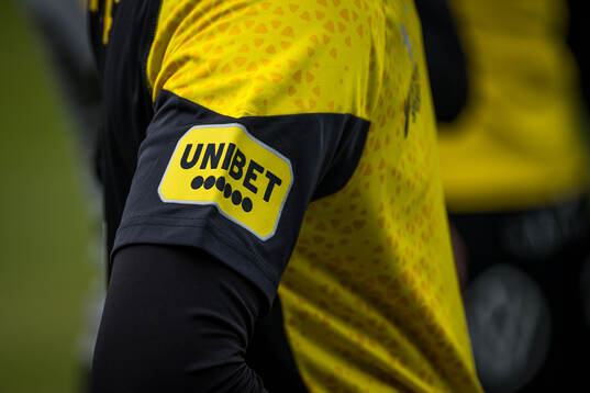 Unibets logotype på en arm