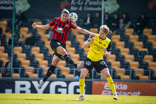 Brommapojkarnas Nikola Vasic och Mjällbys Jacob Kiilerich