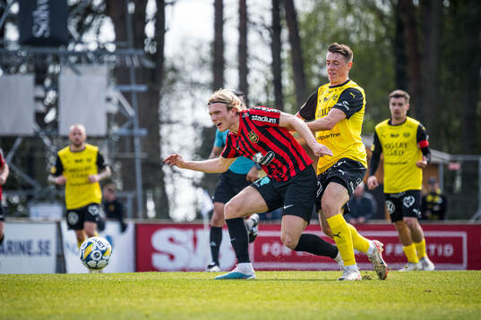 Brommapojkarnas Alexander Jensen och Mjällbys Elliot Stroud